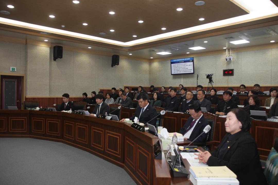 '2026년 01월 19일 제335회 임시회 개회' 게시글의 사진(3) '제335회 임시회 정면(의원5인)2.JPG'