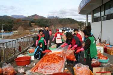 사랑의 김장담그기 행사 격려