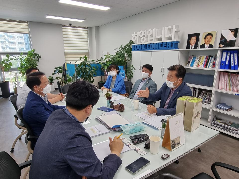 '가평군의회, 허영 국회의원과 지역현안 공조방안 협의' 게시글의 사진(2) '20210721 보도자료(허영국회의원 사무실 방문) 관련 사진1.jpg'