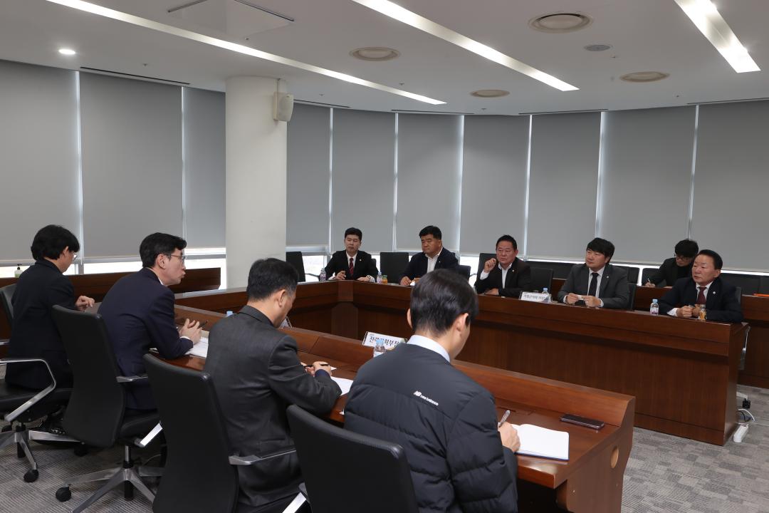 '가평군의회, 국민연금공단 본사(전주) 방문하여 가평상담센터 폐쇄 철회 강력 요구' 게시글의 사진(3) '20251114 보도자료 (가평군의회 국민연금공단 본사 방문하여 가평상담센터 폐지 철회 강력 건의-2).JPG'