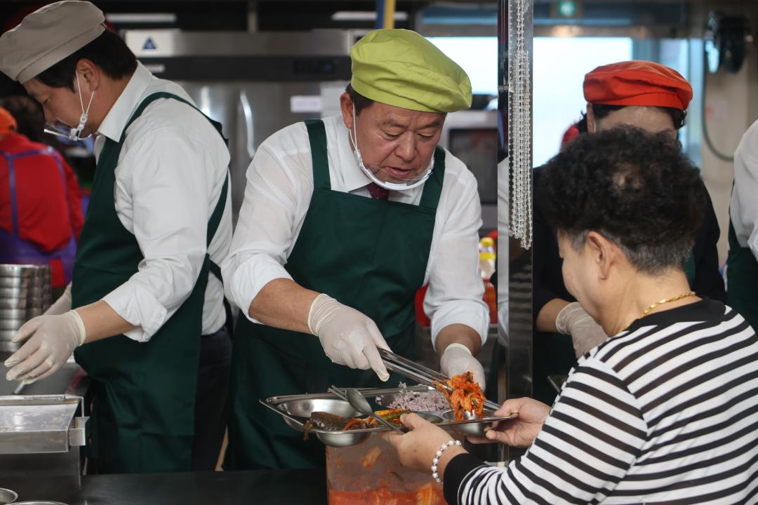 '가평군의회, 배식 봉사로 제9대 후반기 공식 일정 시작' 게시글의 사진(2) '20240701 보도자료(가평군의회, 배식 봉사로 제9대 후반기 공식 일정 시작_1).JPG'